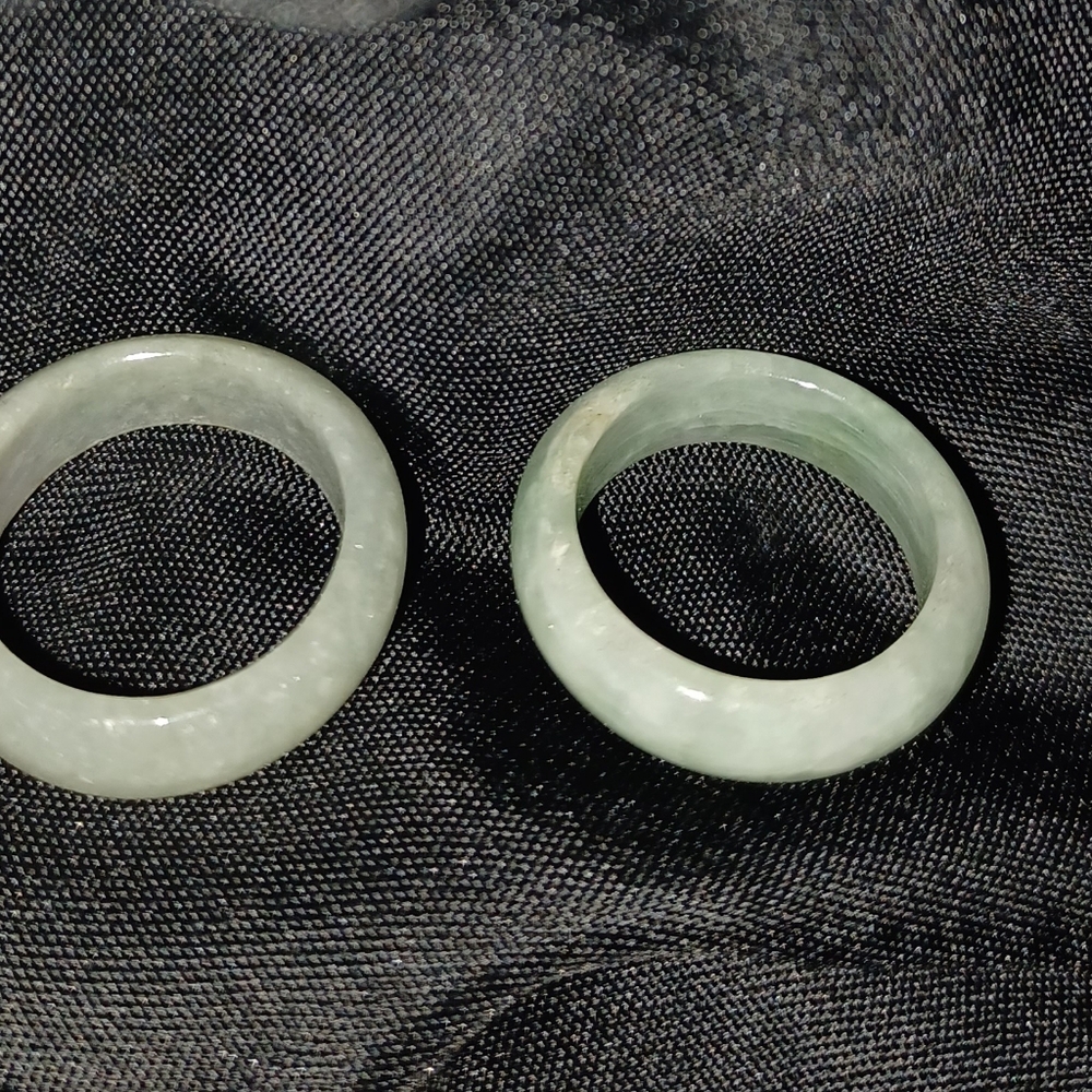 LIGHT GREEN JADE RINGS SIZE 7. CAN BE THUMB RINGS OR RING FINGER. - Picture 3 of 3